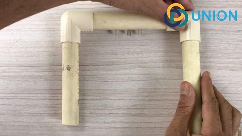 Cách làm đài đài phun nước bằng ống nhựa bước 3