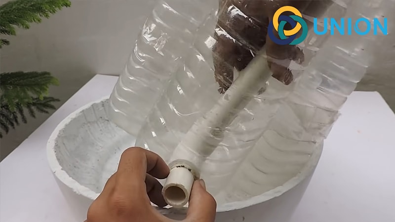 lắp ống PVC vào chai nhựa